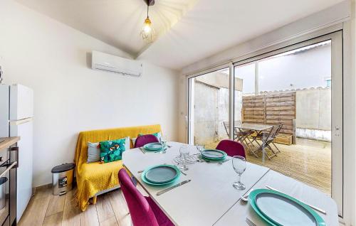 ein Esszimmer mit einem weißen Tisch und Stühlen in der Unterkunft Gorgeous Home In Royan With Wifi in Royan