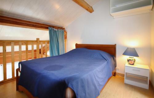 a bedroom with a bed with a blue bedspread at Stunning Home In Saint Barthélémy-Le-Me in Saint-Barthélemy-le-Meil