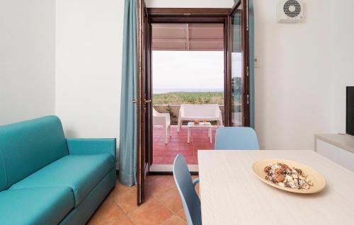 ein Wohnzimmer mit einem blauen Sofa und einem Tisch in der Unterkunft 1 Bedroom Cozy Home In Marina Di Modica in Marina di Modica