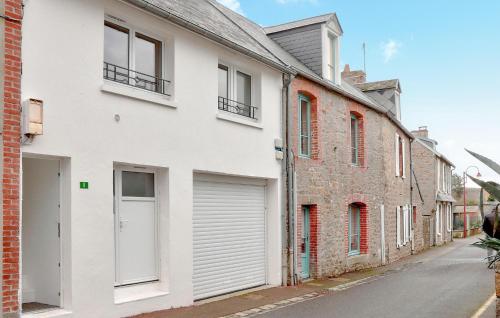 1 Bedroom Cozy Apartment In Carolles