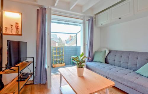 un salon avec un canapé et une table dans l'établissement 1 Bedroom Cozy Apartment In Carolles, à Carolles