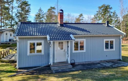 モンステロアスにある3 Bedroom Nice Home In Mönsteråsの小さな青小屋