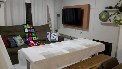 TV a/nebo společenská místnost v ubytování Casa no centro da Praia em Torres RS