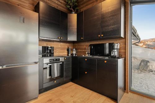 Η κουζίνα ή μικρή κουζίνα στο Exclusive mountain cabin with spectacular views at the top of Hodlekve with possibility of extra unit