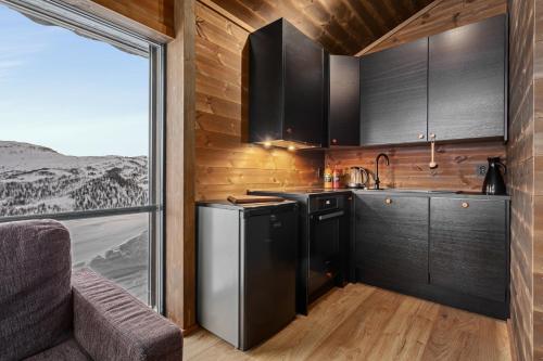 Η κουζίνα ή μικρή κουζίνα στο Exclusive mountain cabin with spectacular views at the top of Hodlekve with possibility of extra unit