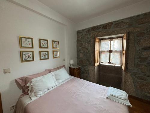 アロウカにあるA Avozinha - Aroucaのベッドと窓のある寝室