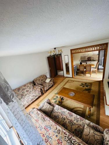 a living room with two couches and a table at Lukare Apartman 1 in Novi Pazar