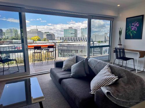 Χώρος καθιστικού στο Panoramic City Views in a Modern Central Apartment