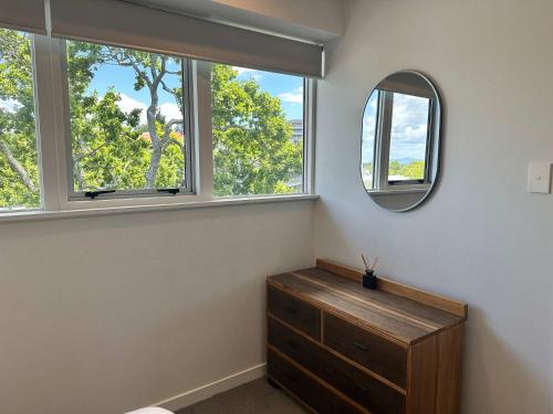 Φωτογραφία από το άλμπουμ του Panoramic City Views in a Modern Central Apartment σε Hamilton