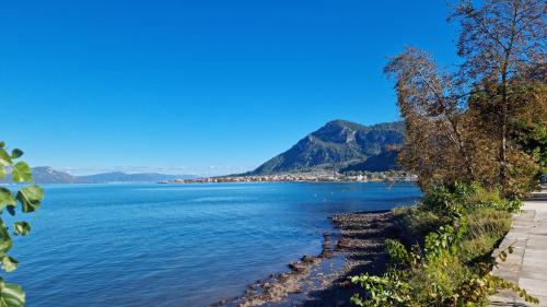 a view of a lake with mountains in the background at Gentle Breeze apartment in Kamena Vourla