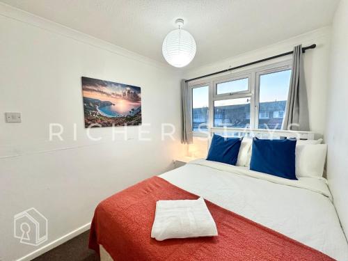 Ένα ή περισσότερα κρεβάτια σε δωμάτιο στο Bright 3-Bedroom House, Driveway and Garden