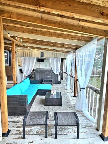 a living room with a couch and chairs in a house at Sheldon Cottage in Laurentides Quebec in Rivière-Rouge