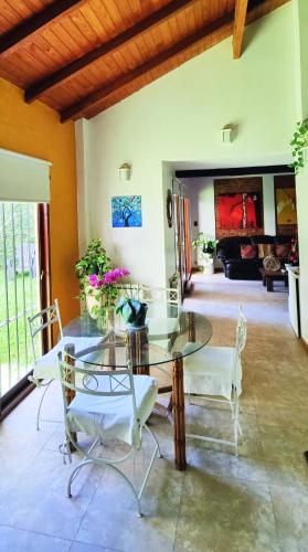 Χώρος καθιστικού στο Habitación doble con baño privado en suite, hermoso jardín y parrilla