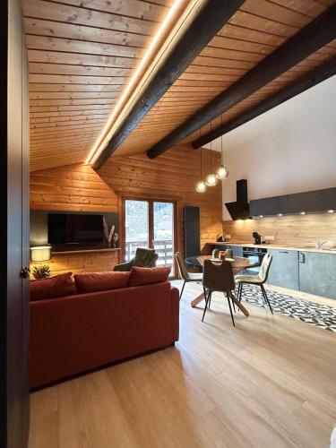 un salon avec un canapé et une table dans l'établissement Appartement meublé T2 le G de Gérardmer, à Gérardmer