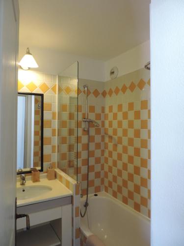 une salle de bain avec une baignoire, un lavabo et une douche dans l'établissement CANNES FRANCIA Superbe F3 balcon vue mer piscine, à Cannes