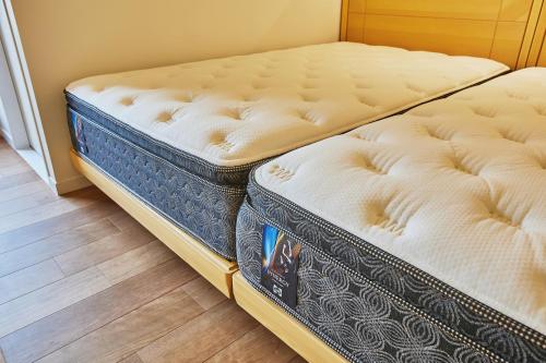 two twin beds sitting next to each other at TSUCHIYA Kinosaki onsen in Toyooka