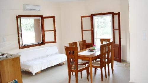 Postel nebo postele na pokoji v ubytování Chic Villa in Kalymnos + Mountain View