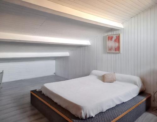 Postel nebo postele na pokoji v ubytování Maison avec piscine privée à Caromb, idéale pour famille