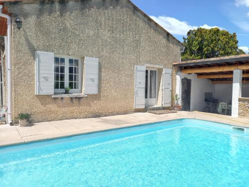 une piscine devant une maison dans l'établissement Maison avec piscine privée à Caromb, idéale pour famille, à Caromb