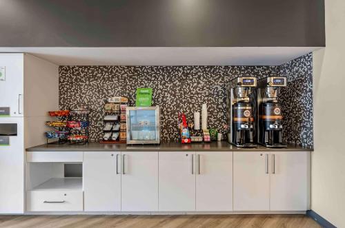 einen Tresen in einem Zimmer mit Café in der Unterkunft Extended Stay America Premier Suites - Harrisonburg in Harrisonburg