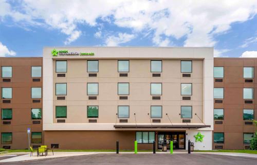 an office building with a sign on top of it at Extended Stay America Premier Suites - Pensacola - NAS Corry Station in Pensacola