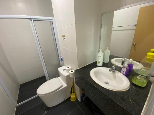 une salle de bain avec toilettes, lavabo et douche dans l'établissement Imperial Suites at Boulevard Mall, à Kuching