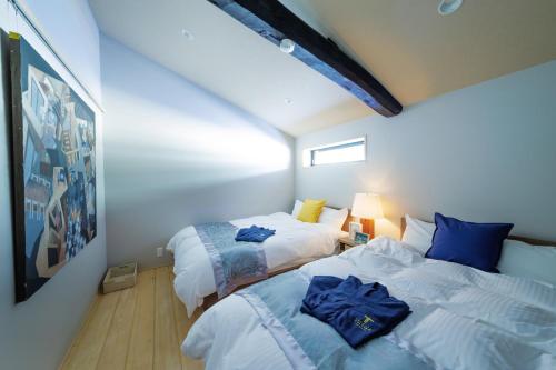 Ένα ή περισσότερα κρεβάτια σε δωμάτιο στο 古民家宿THYME（タイム）