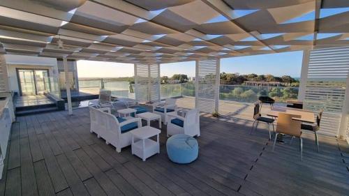 Balkón nebo terasa v ubytování Penthouse Hôtholrie vue mer avec piscine A Gammarth Touristique