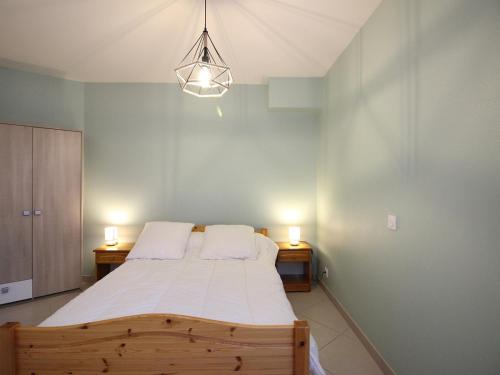 une chambre avec un grand lit avec deux tables de nuit dans l'établissement Bel F3 au 2ème étage, à 50m des Thermes, bien équipé, 6 couchages, idéal pour cures et vacances - FR-1-415-65, à Le Mont-Dore