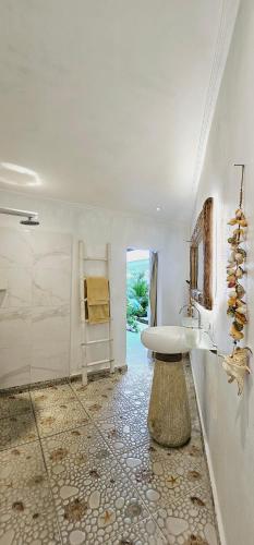 Ένα μπάνιο στο Central Canggu Guesthouse