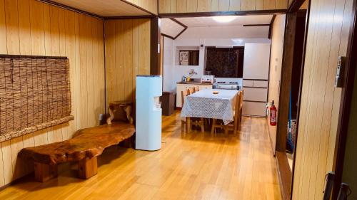 Ruang duduk di 広い畳間と外には広いウッドデッキCondominium和風邸Yanbaru