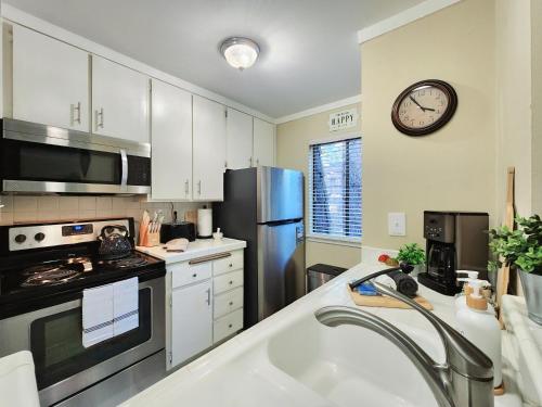 Η κουζίνα ή μικρή κουζίνα στο Tahoe Shoreline Retreat - Close to Ski Resorts & HOA Amenities