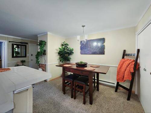 Μια τηλεόραση ή/και κέντρο ψυχαγωγίας στο Tahoe Shoreline Retreat - Close to Ski Resorts & HOA Amenities