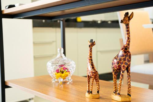two figurines of giraffes on top of a table at Alvorada do Lago - A melhor hospedagem de Umuarama in Umuarama