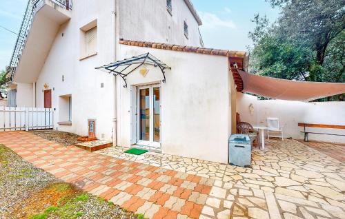 Cette maison blanche dispose d'une terrasse. dans l'établissement Nice Home In Saint-Georges-De-Didon, à Saint-Georges-de-Didonne