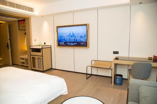 TV a/nebo společenská místnost v ubytování 柏高雅酒店江门新会时代城店 pacoHotel