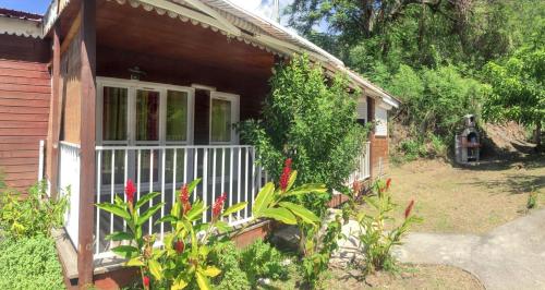 Bungalow charmant proche de Bouillante avec climatisation.