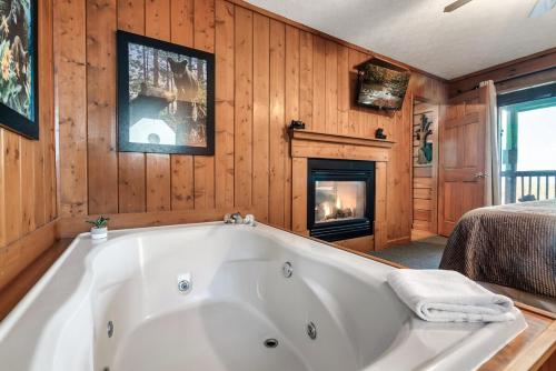 une baignoire dans une pièce avec cheminée dans l'établissement Beautiful Bear Haven, à Sevierville