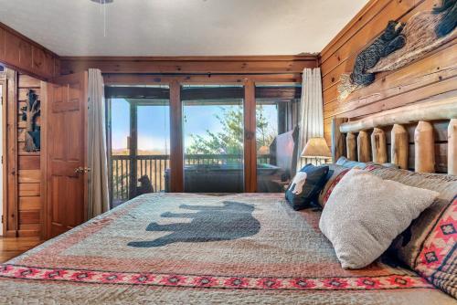 une chambre avec un grand lit avec un mur en bois dans l'établissement Beautiful Bear Haven, à Sevierville