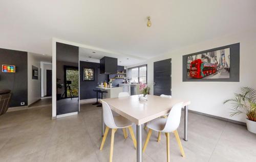 une cuisine et une salle à manger avec une table et des chaises dans l'établissement 3 Bedroom Lovely Home In Fouesnant, à Fouesnant
