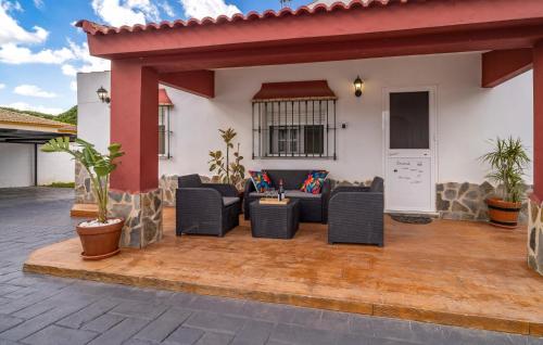 eine Terrasse mit Gartenmöbeln und ein Haus in der Unterkunft Villa La Ranita in Chiclana de la Frontera