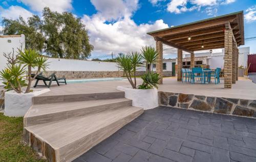 eine Terrasse mit einer Holzterrasse und einem Pavillon in der Unterkunft Villa La Ranita in Chiclana de la Frontera