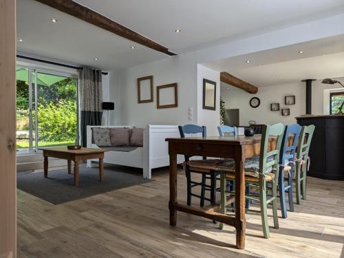un salon avec une table et des chaises en bois dans l'établissement Maison rénovée, jardin clos, proche Bergerac - FR-1-616-425, à Razac-de-Saussignac