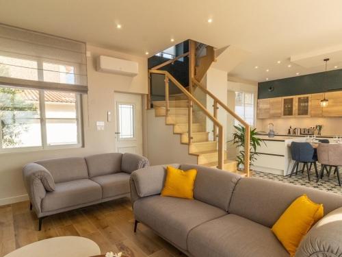 un salon avec un canapé et un escalier dans l'établissement Maison de Charme, 3 Chbres, Airco, Parking à Châtelaillon-Plage - FR-1-535-62, à Châtelaillon-Plage