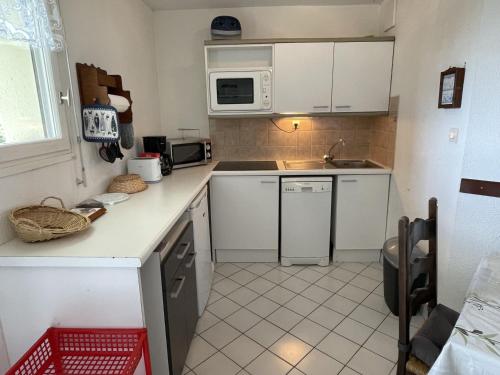 Photo de la galerie de l'établissement Appartement T3 avec jardinet, proche plage et port, animaux admis - FR-1-775-5, à Arzon