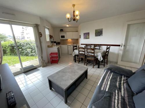 Photo de la galerie de l'établissement Appartement T3 avec jardinet, proche plage et port, animaux admis - FR-1-775-5, à Arzon