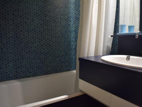 une salle de bain avec un lavabo et une douche dans l'établissement Studio Mezzanine 6 Pers, Proche Skibus, Parking - FR-1-580-129, à Font-Romeu-Odeillo-Via