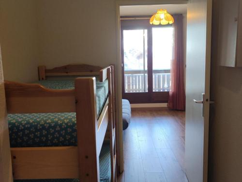 une chambre avec deux lits superposés et une fenêtre dans l'établissement Studio ski-in ski-out à La Joue du Loup - FR-1-504-691, à La Joue du Loup