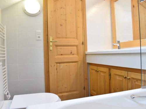 une salle de bain avec toilettes, lavabo et miroir dans l'établissement Appartement 4 pièces pour 8 à Méribel avec parking - FR-1-180-645, à Les Allues
