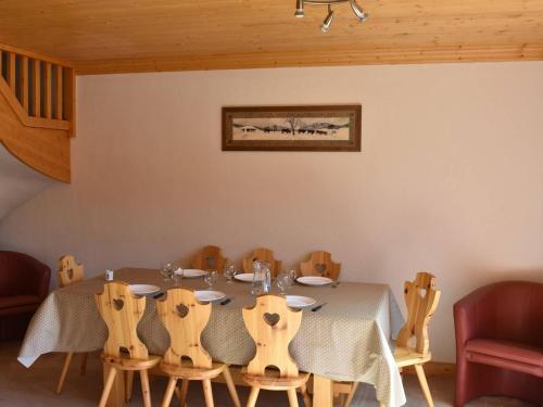 une salle à manger avec une table et des chaises dans l'établissement Appartement 4 pièces pour 8 à Méribel avec parking - FR-1-180-645, à Les Allues